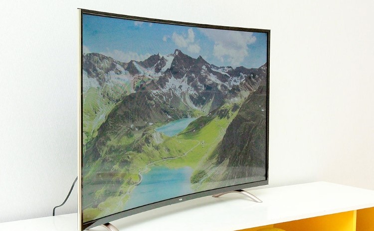 Smart TV 48 inch TCL L48P1-CF has a delicate curved screen design