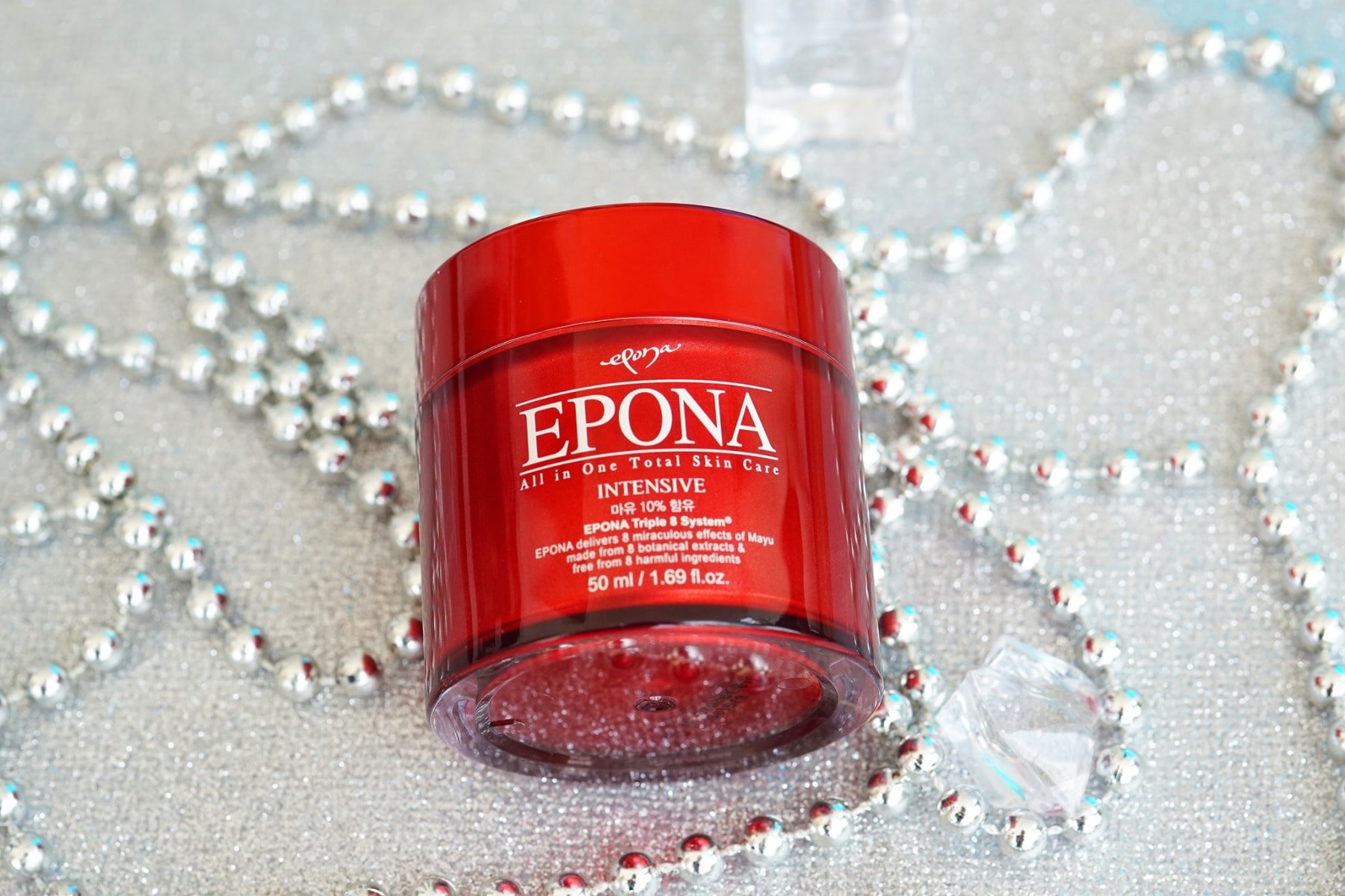 Epona Horse Oil All-In-One lotion is a moisturizer for face which is  smooth white cream like glutinous rice, absorbed very quickly, helping to bring nutrients deep into the skin